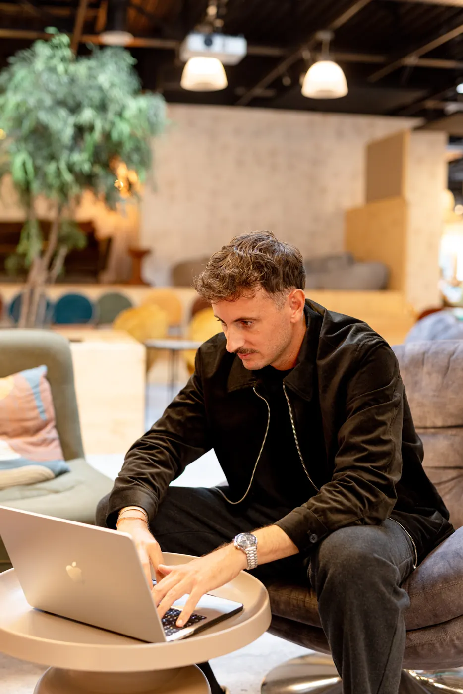 Roman Blum, formateur en intelligence artificielle à Avignon, travaillant sur un ordinateur portable