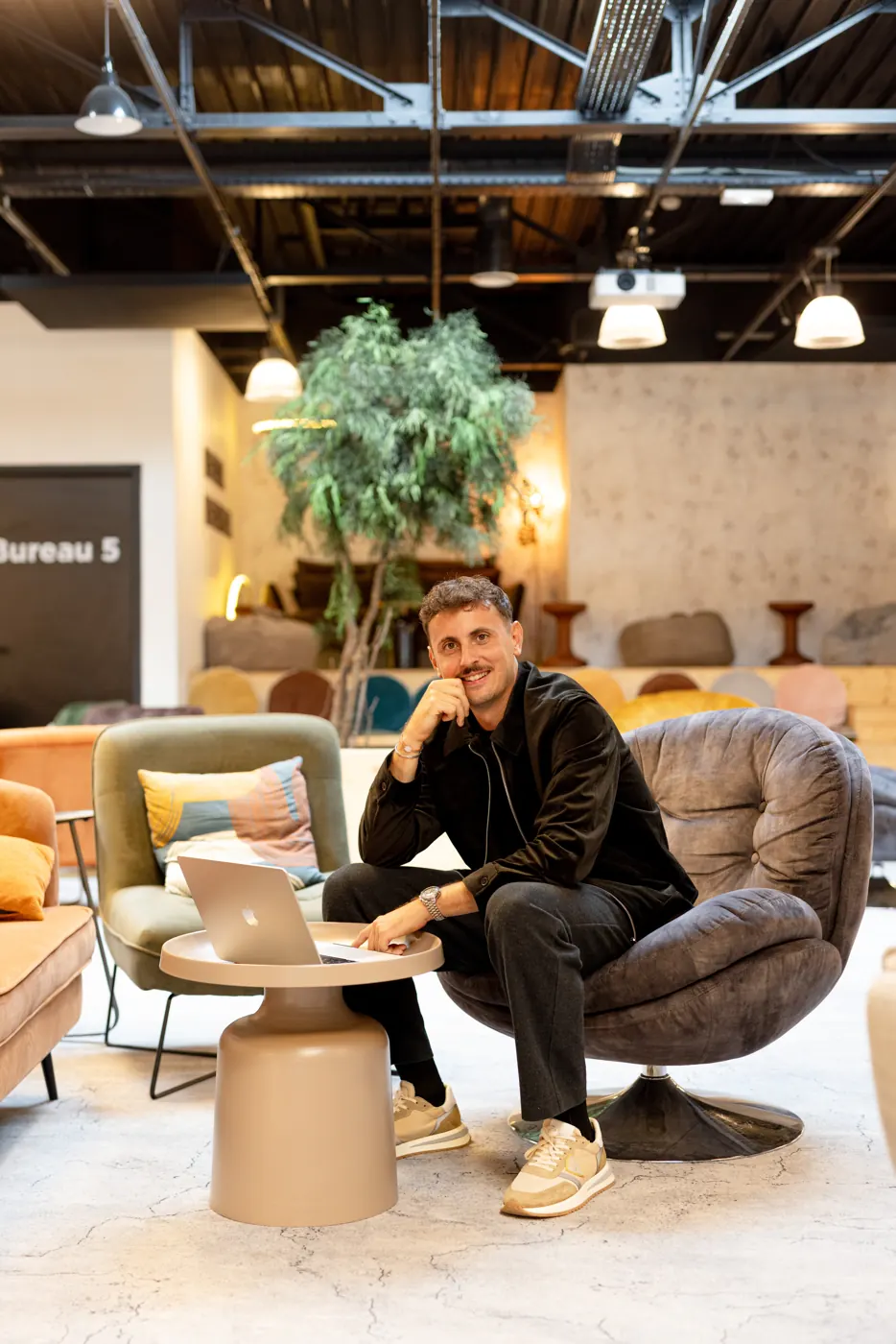 Roman Blum, créateur d'applications web à Avignon, souriant devant son ordinateur portable dans un espace de travail